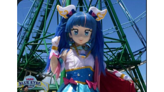 着ぐるみを着て女児と触れ合うプリキュアおじさん